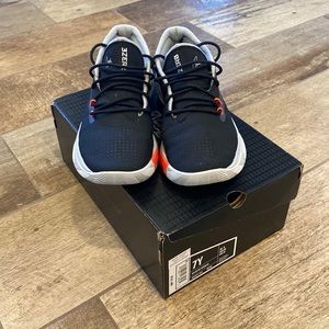 Boys size 7 Under Armour SC 3ZERO III